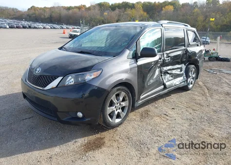 2014 Toyota Sienna Se 8 Passenger z USA, uszkodzony, nr VIN 5TDXK3DC3ES453080
